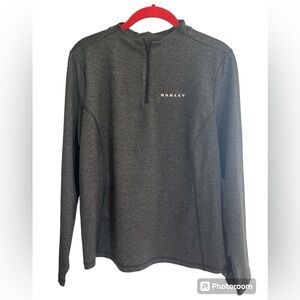 Oakley women’s quarter zip golf top performance fit.  Gray with black. Size M